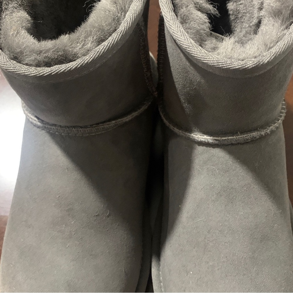 Ankle high Ugg boots brand new! Size 6